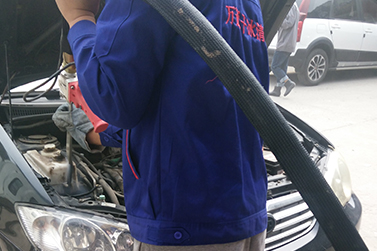 干冰清洗機清洗汽車發(fā)動機 引擎積碳清除